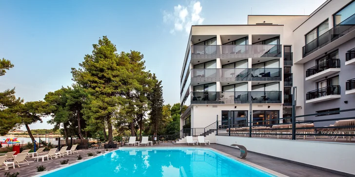 Hotelový resort SeeSea**** se pyšní vlastním bazénem a umístěním přímo u moře. 