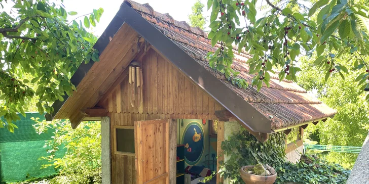 Děti se mohou před rodiči schovat v zahradním domečku. 