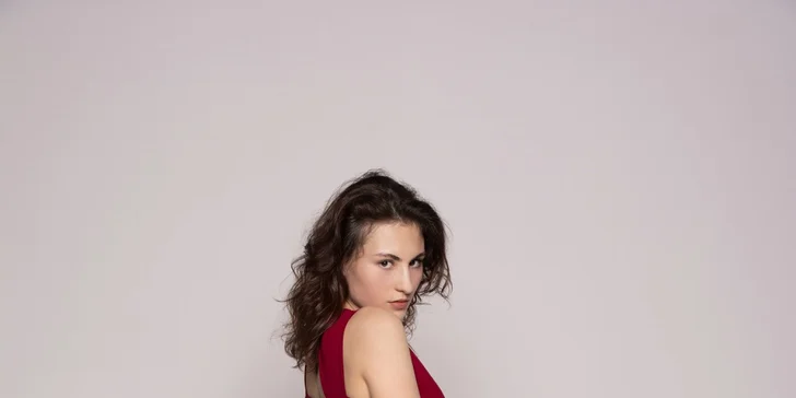 Chcete zkusit roli modelky? Miky Sütö vám s pózami rád poradí.