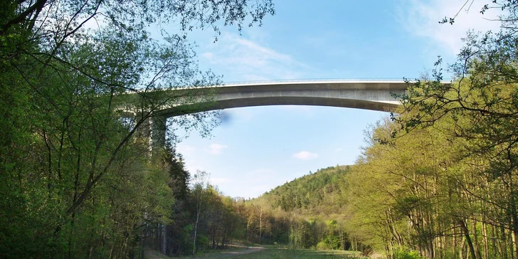 Most se svojí výškou 62 metrů nad údolím řeky Hačka je v současné době nejvyšším mostem v České republice, kde se provozuje bungee jumping.

