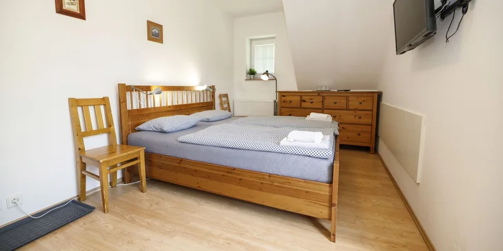 Pokoje a apartmány jsou světlé, útulné a mají dřevěný nábytek.
