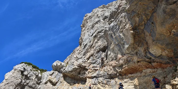 V cene je zapožičanie kompletného výstroja: prilba, sedací aj hrudný úväz, tlmič pádov a karabíny. (Preiner wand)