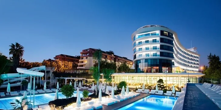 U hotelu jsou dva bazény a také bazén se skluzavkami a dětský bazén.  