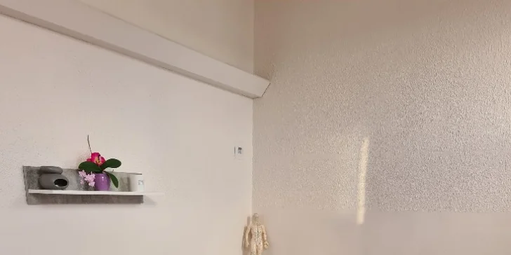 Začíná se manuální lymfatickou masáží a poté už bude pracovat přístroj. 