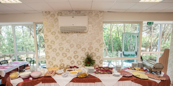 V restauracích si pochutnáte na snídaních a obědech či večeřích. 