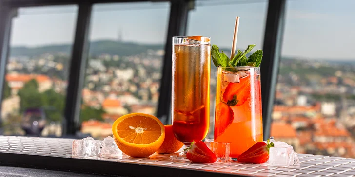 Vyhliadka z veže UFO s miešaným drinkom, fľašou Prosecca alebo tortou