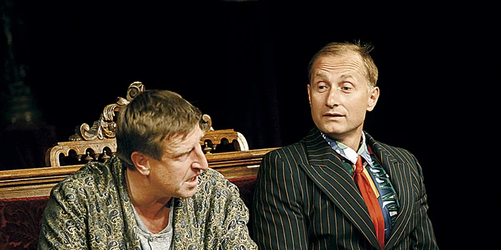 Podle stejného scénáře byla natočená i úspěšná filmová komedie.