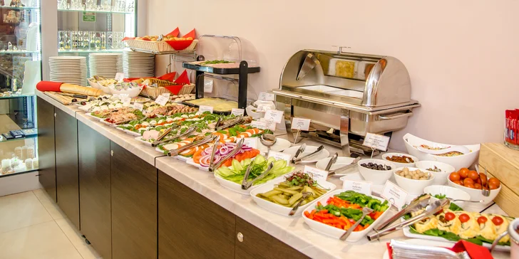 Pochutnáte si na bohaté snídani, případně i večeři v hotelové restauraci Amber.