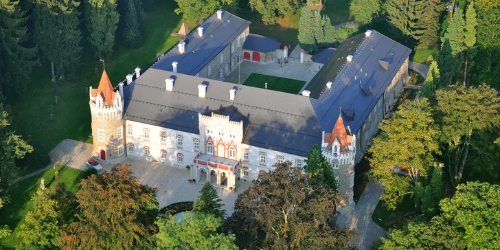 Zámok obklopuje krásny anglický park.