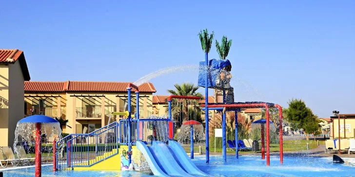 Patří k němu aquapark s bazény, skluzavkami a tobogány.  