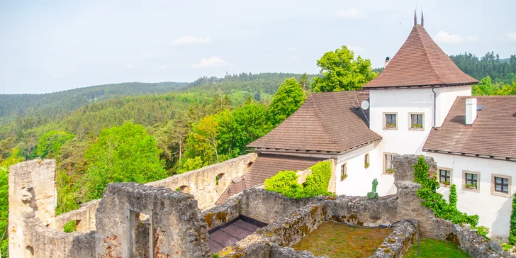 A jestli máte rádi historii, tak nevynechejte hrad Landštejn (34 km).