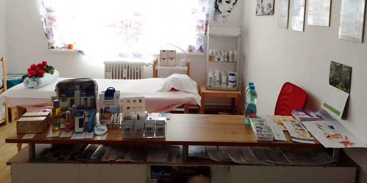 Manuální lifting obličeje je velmi jemná technika, která je šetrná k pokožce a kterou doprovází příjemný pocit hluboké relaxace a vnitřní pohody.