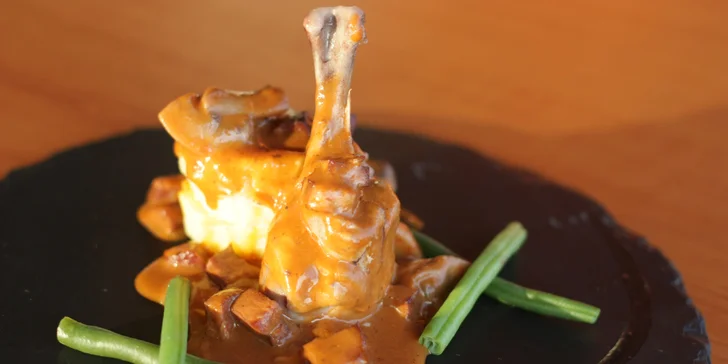 Coq au Vin s gratinovanými bramborami dauphinoise a zelenými fazolkami