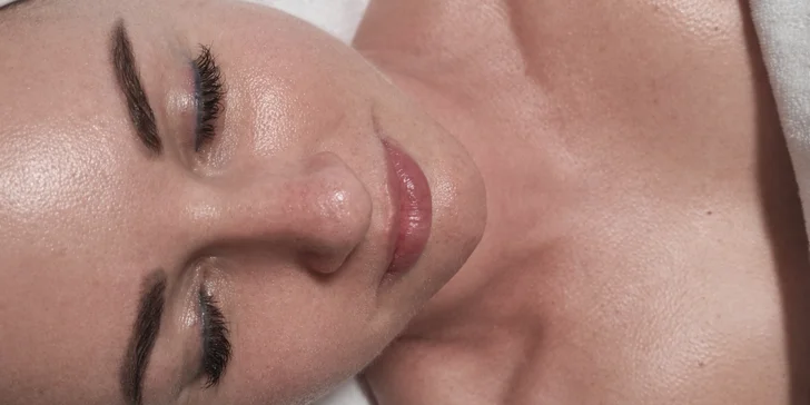 Lashlifting vaše přirozené řasy natočí, zvedne od kořínků a vyživí.