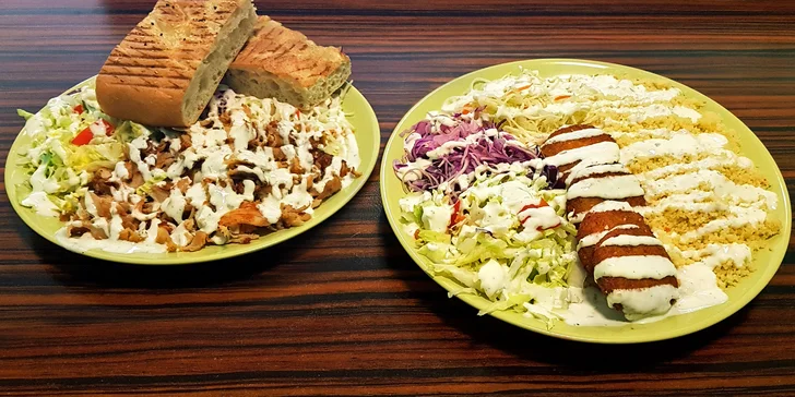 Vegetariánský talíř s falafelem nebo kebab s tureckým chlebem