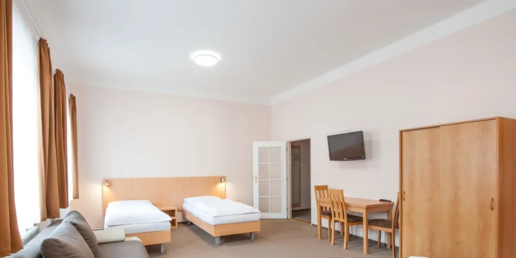 Čekají vás prostorné pokoje s kvalitními lůžky, vlastním sociálním zařízením, sprchou, fénem, satelitní TV, trezorem a chladničkou.