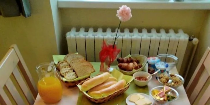 Každé ráno si naberete snídaně z bohatého bufetu, jeden večer si užijete degustaci vína ve sklípku a také večeři.