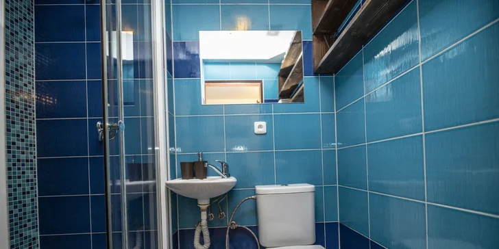 Pokoje mají vlastní koupelnu. 