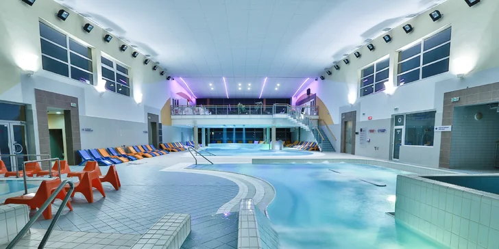 Přímo naproti hotelu je Aquapark Senec. 