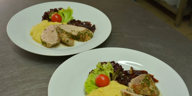 Snídaně se podávají formou bufetu, večeře si vyberete z menu. 