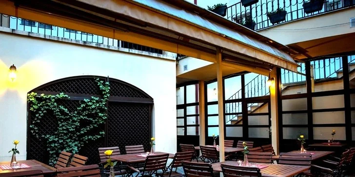 Restaurace leží jen kousek od Karlova mostu, v Liliové ulici. 