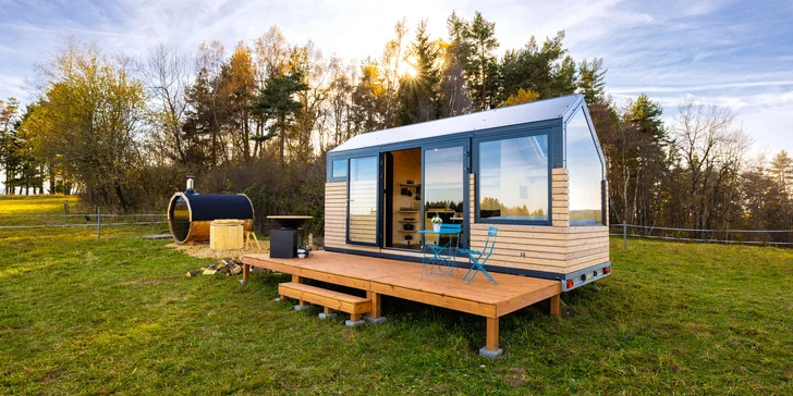 Glamping blízko Lipna: tiny house až pre 4 os. s vonkajšou saunou, ochladzovacou kaďou a grilom