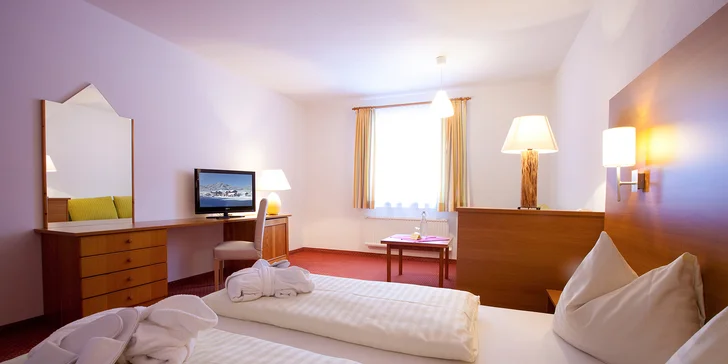 K vybavení pokojů patří minibar a televizor. 