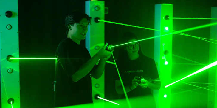 Laser Maze: hra s laserovým bludiskom a zrkadlami pre 1 až 4 hráčov