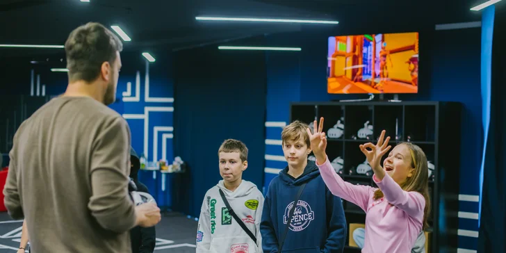 Pokud přijdete s větší skupinou, můžete si zahrát společně, nebo se rozdělíte do několika týmů a užijete si soutěživou zábavu ve vzrušujících hrách.