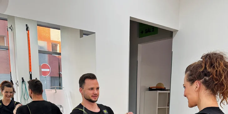 Špičková EMS technologie aktivuje i hluboké svaly, na které běžné cvičení často nestačí.