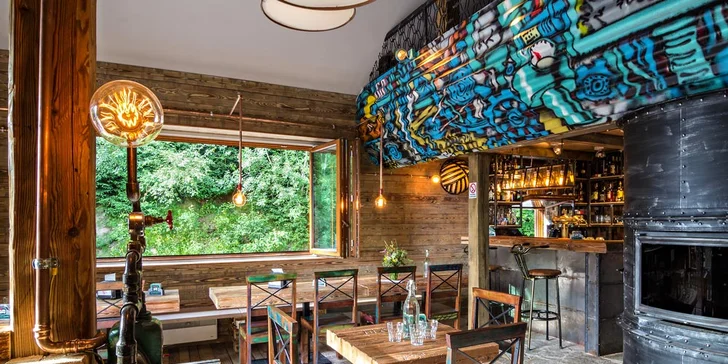 Najdete tu příjemnou restauraci s udírnou.