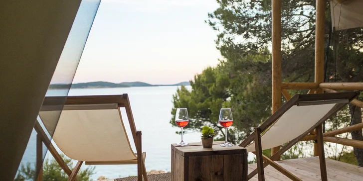 Kromě koukání na moře si můžete vyzkoušet i vodní sporty. (na fotce Forest Lodge)