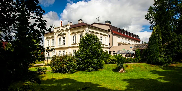 Hotel vás potěší nejen službami, ale také umístěním v klidném parku nedaleko centra sklářského města.