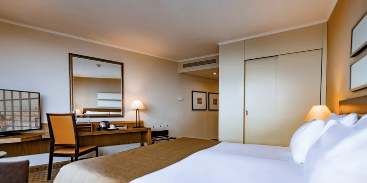 Ve všech pokojích je minibar, set pro přípravu kávy a čaje, trezor, LCD TV a Wi‑Fi.