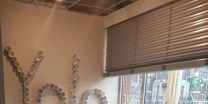 Kavárna má příjemný interiér.