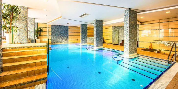 Nekonečný relax vás čaká vo wellness centre, nájdete tu bazén, vírivku aj niekoľko sáun