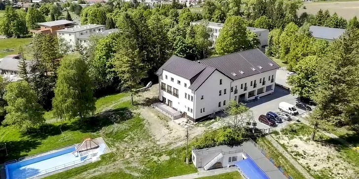 Energiu môžete vybiť na športových ihriskách v areáli, kde si zahráte tenis, volejbal či nohejbal.