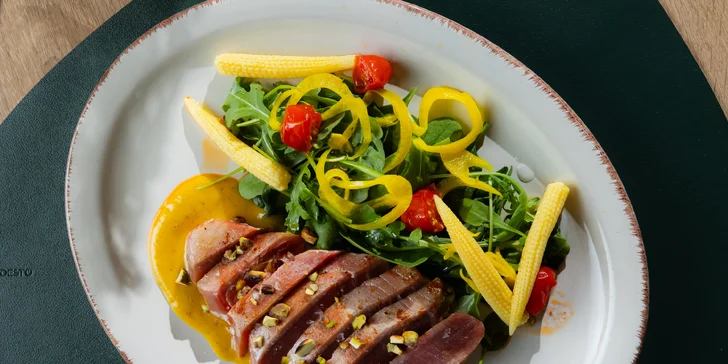 Milovníci rýb ocenia steak z tuniaka s baby kukuricou, špenátom a mangovým vinaigrette.