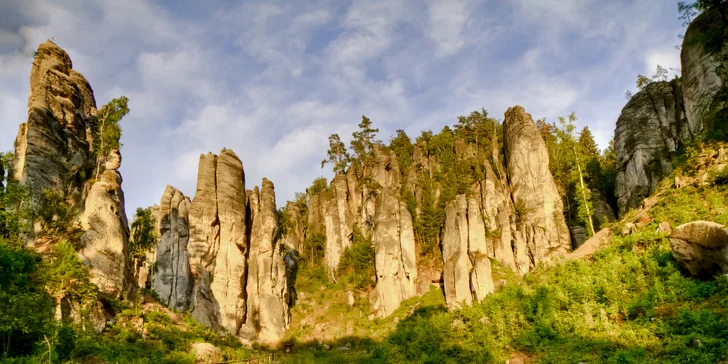 Do Prachovských skál dôjdete pešo po turistickej značke.