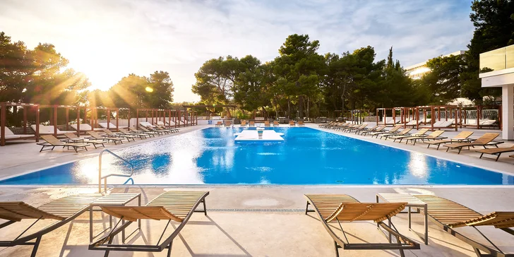 Na pláž je to z hotelu jen pár kroků, pokud by se vám nechtělo šlapat ale ani vteřinu, klidně zakotvěte už u hotelového bazénu na lehátku pod slunečníkem za poplatek.