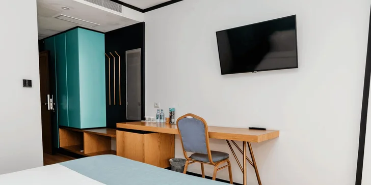 Pokoje jsou vybavené TV, Wi-Fi připojením a klimatizací.