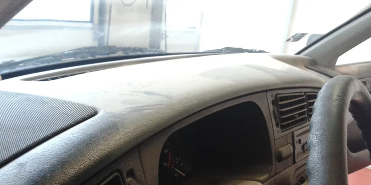Silně znečištěné pracovní auto