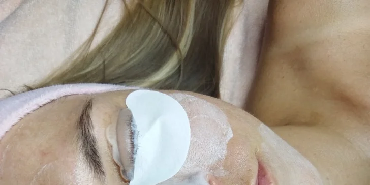 Také tu provádí lash lifting, díky kterému řasy získají krásnou délku i vytočený tvar. 