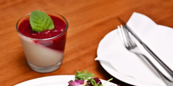 V roli hlavního chodu se představí grilovaný vepřový steak Tomahawk se smetanovou omáčkou. Sladkou tečkou se stane lehká panna cotta s malinami.