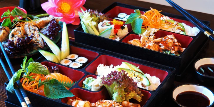 Všechno je doplněné přílohami: japonskou rýží, kimchi i wakame salátem, nechybí ani wasabi, zázvor a sezam. 