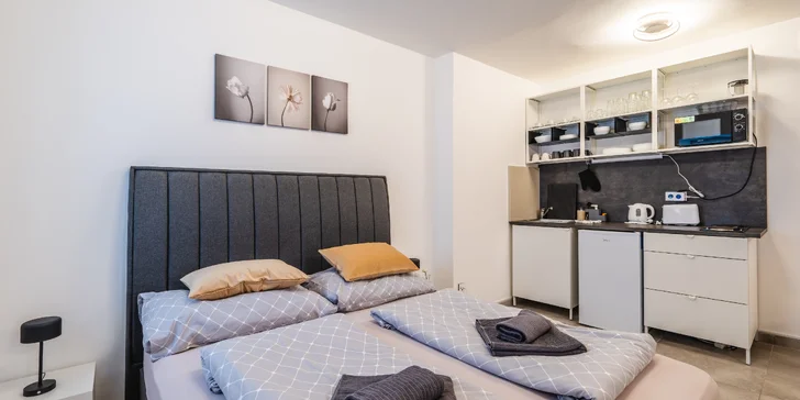  K dispozici je manželská postel, 2 jednolůžkové postele a rozkládací sedačka.