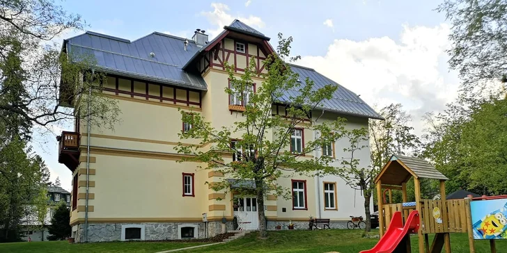 Secesní Villa Meribel**** byla postavená už v roce 1894 a po citlivé rekonstrukci se zachováním původních historických prvků prožívá opět svoji renesanci.