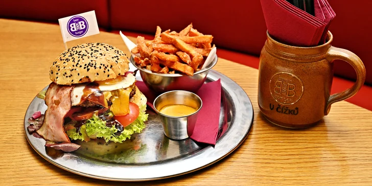Královský burger na Karláku: 300 g masa, tekutý čedar, batátové hranolky a plzeň nebo limonáda