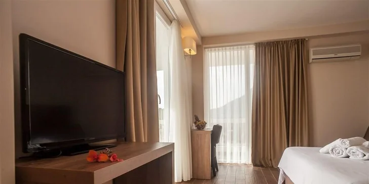 V nabídce jsou také pokoje s bočním výhledem na moře, prostornější Superior s možností přistýlky, nebo Deluxe pokoj s panoramatickým výhledem a lehátky na balkoně.

