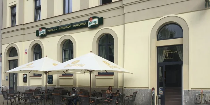 Restauraci najdete na Mikulášském náměstí, jen kousek od centra. 
